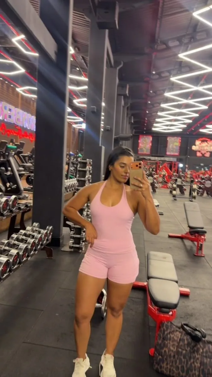 Thaina Marceiro de conjunto rosa, corpo inteiro, na academia