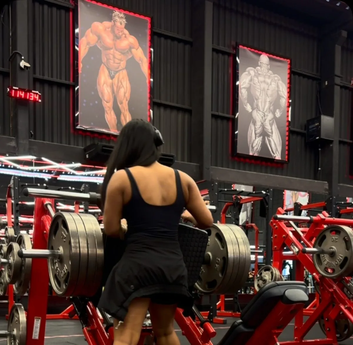 Thaina Marceiro de costas, treinando na maquina de leg press da Ironberg